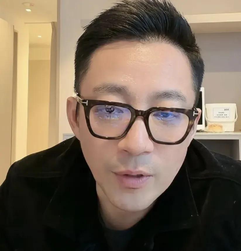 好爸爸汪小菲，搂着小汪宝睡觉，接箖箖和玥儿放学一起聚餐吃个饭

小菲最近提到，他