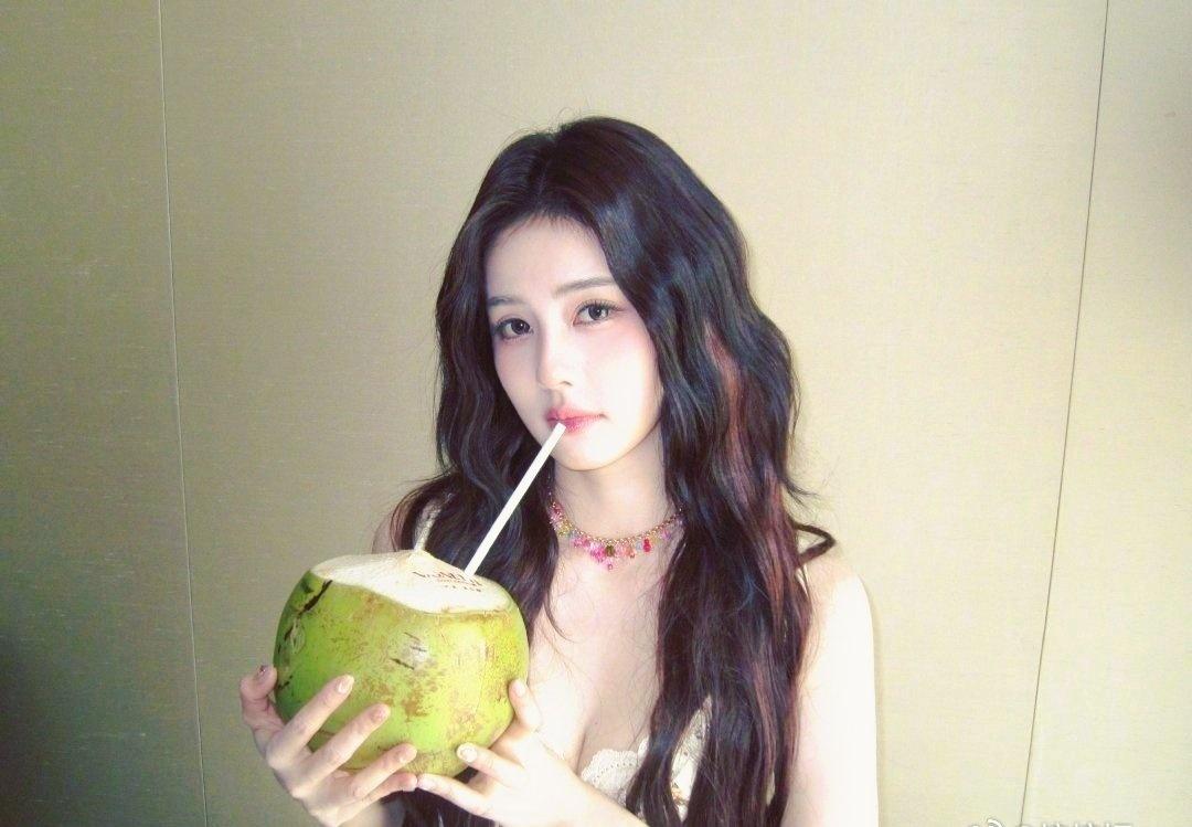 白鹿 bL白鹿夏天和小裙子最配 bL白鹿卷发碎花裙造型 bL白鹿入夏ccd 
