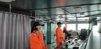 笑不活了！台海巡船在东沙被我海警船堵得动弹不得，急眼了居然对着我们喊："你们回去