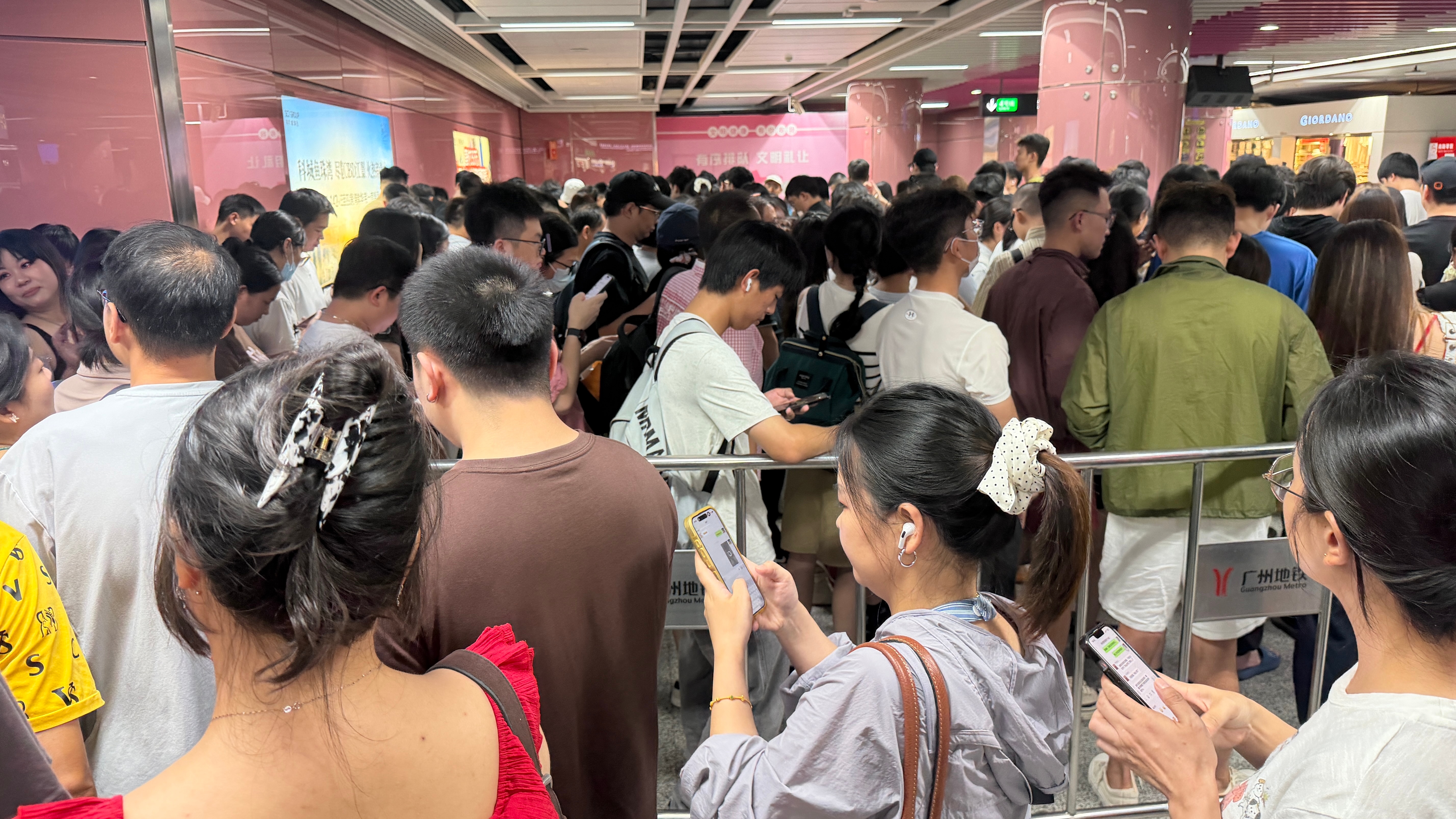 打车堵车 我想着我坐地铁去奥体我真是小聪明 结果 我丢 
