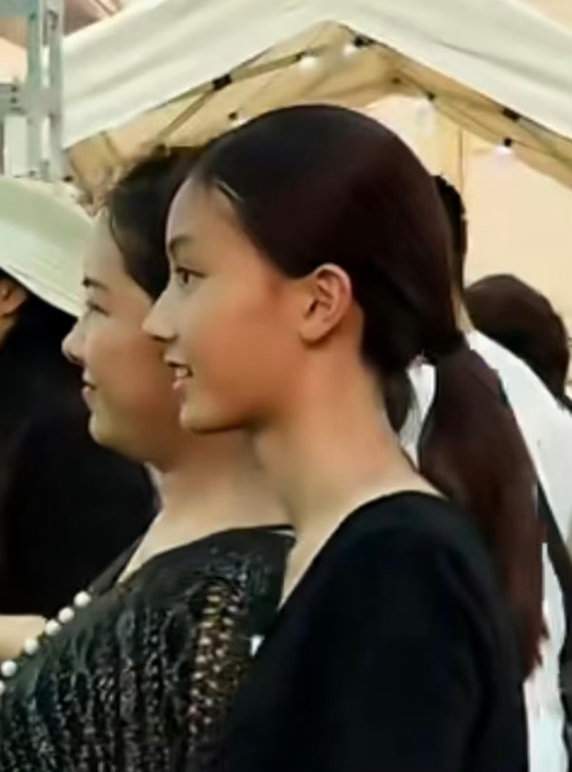 容貌方面努力永远打不过天赋。七七的颌面和妈妈非常像，如出一辙的圆弧额头，鼻小柱很