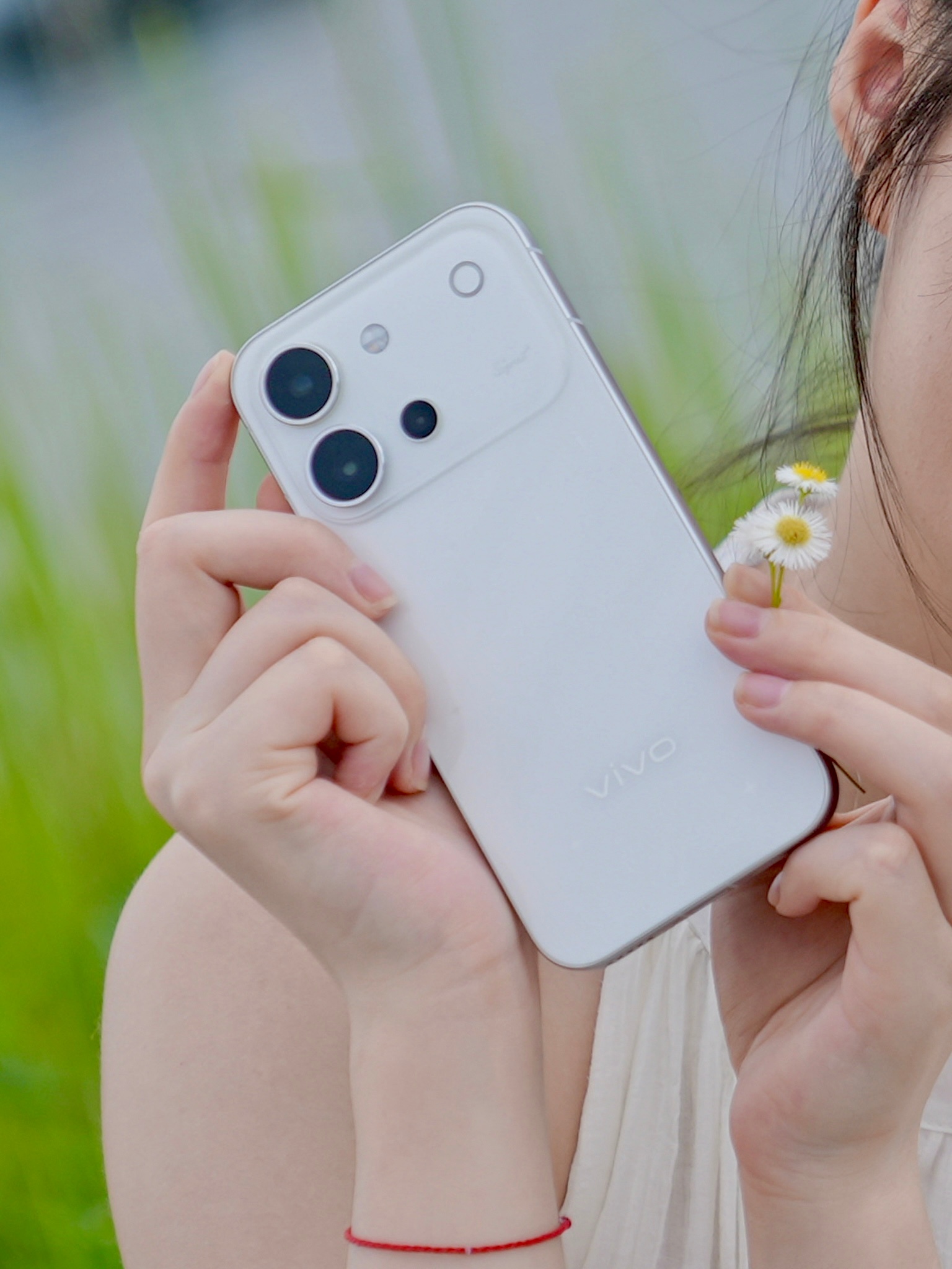 田曦薇真美啊～最开始看到vivo S60的“星星海”时，估计不少人都以为蓝厂和其