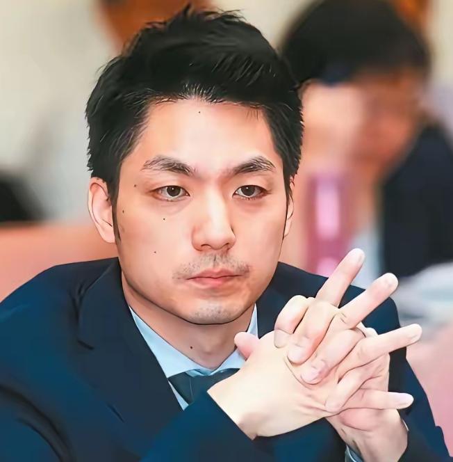 最近蒋家那个后人，又喊话想把两口棺椁迁回大陆，奉化那边连地都有人提过选好了。我只