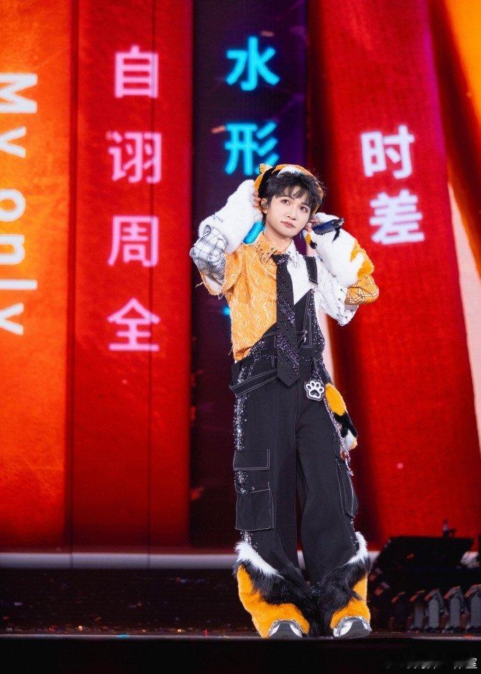 周深演唱会太有梗！遭男粉女粉轮番叫“宝贝”，他秒唱“树上的鸟儿成双对”，可爱到萌