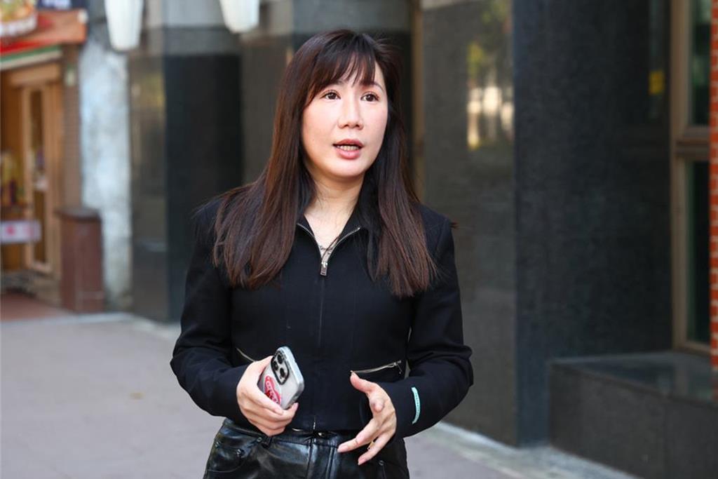 蒋万安“市政三问”批沈伯洋说法不一 她加码酸：市政草包
年底选战倒数60天，台北