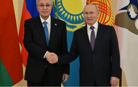 12月21日，哈萨克斯坦总统刚离开日本，并没有回国，而是直接飞到了俄罗斯，高市早