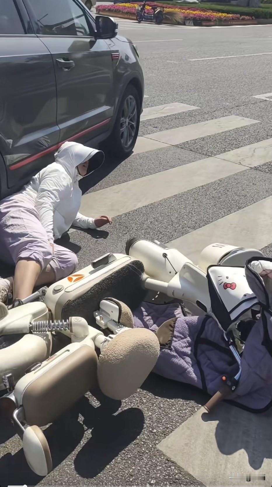 不需要问，斑马线小车就是全责！