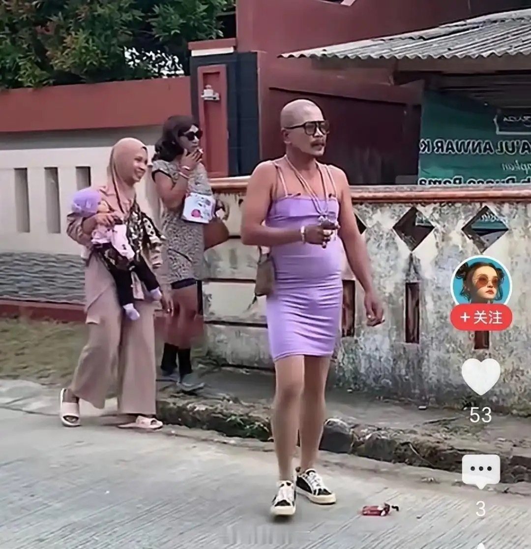 泰国旅游，看到白头的老人妖，头顶光秃秃，站在闹市叼着烟。害羞地捂一下，讨点小费过