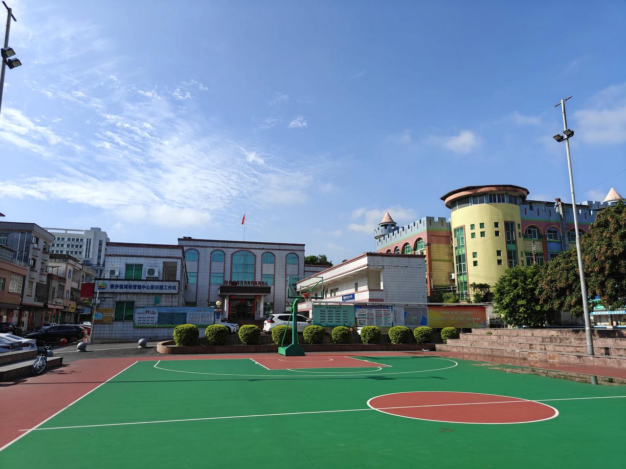 新旧围人民欢迎您
作为广东省东莞市寮步镇30个行政村（社区）中的一员，在2006
