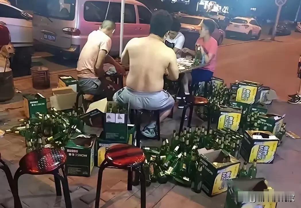 四川有这能喝吗？特别是少数民族的朋友，看看人家4个人喝了近200瓶啤酒？当然这是