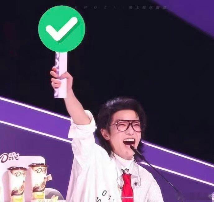 音综选手花式表白华晨宇 扫楼现场变成花花的应援现场！生特吾姬、张卓尔、夏哲轩轮番