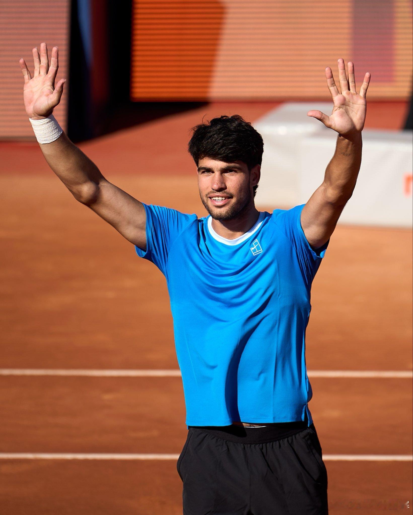 阿尔卡拉斯退出巴塞罗那公开赛赛事官方消息：阿尔卡拉斯因右手腕不适退出接下来的巴塞