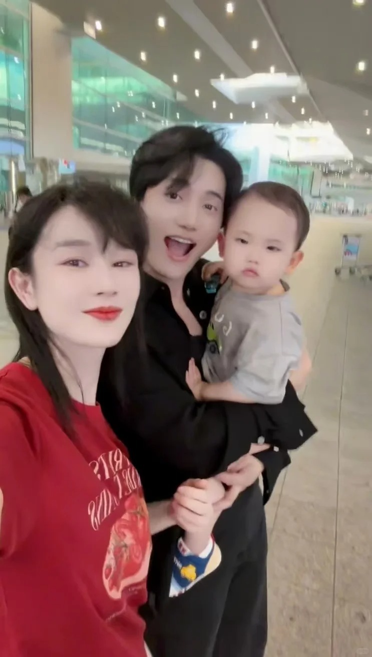 张檬16个月儿子还在喝母乳 这个年龄喝母乳也很正常呀~张檬对儿子很用心 