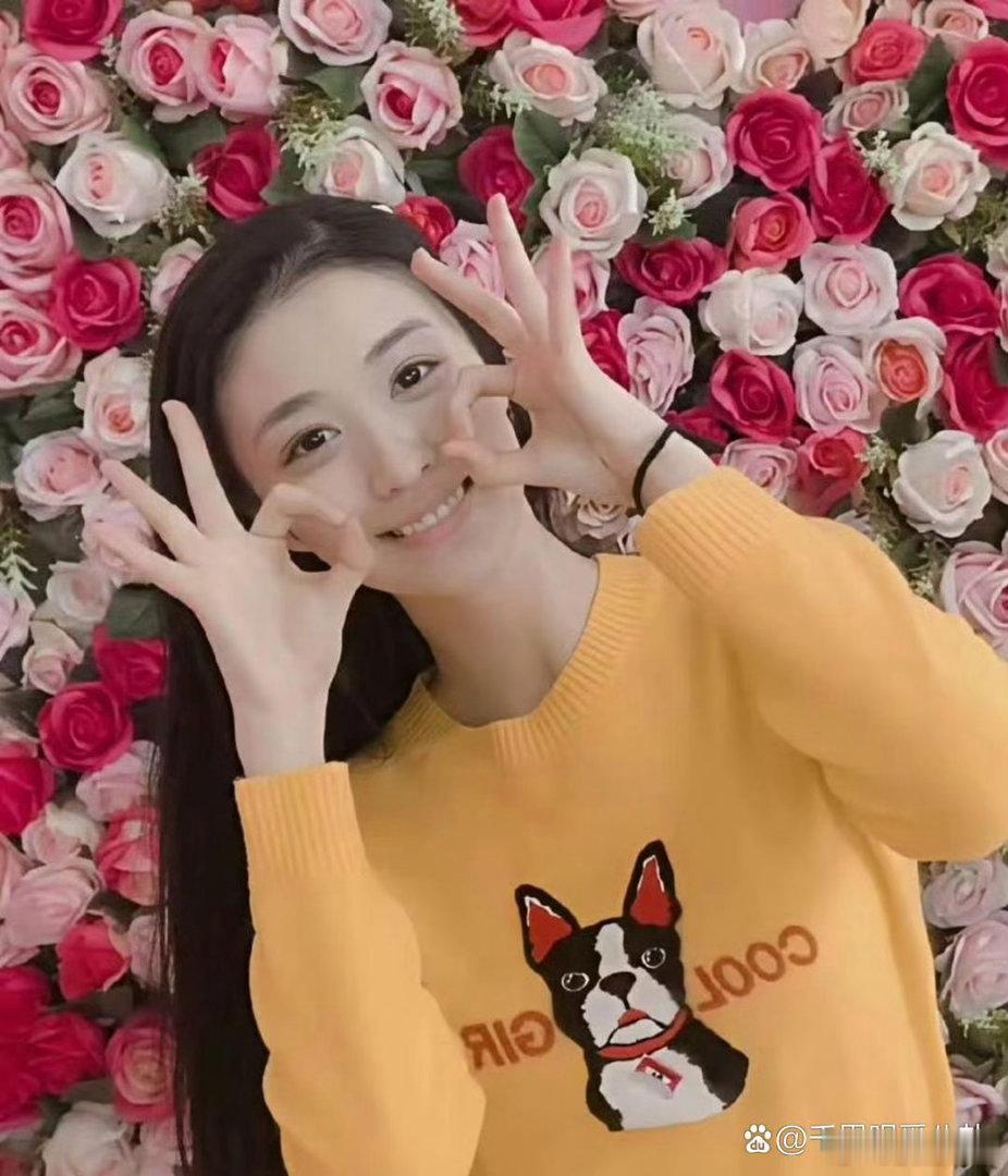学生时期的王楚然，素颜颜值依旧出挑，这妥妥校花一枚。 
