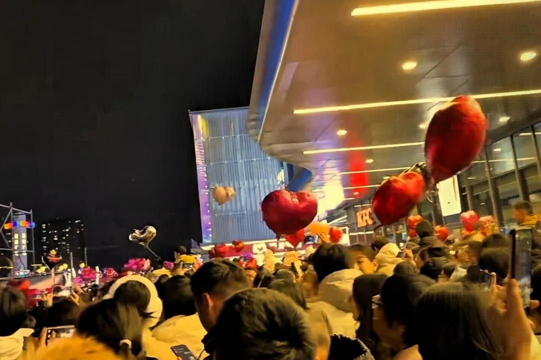 跨年夜无人机表演，你看了吗？看了个寂寞，全家出动跨年，看无人机表演，但现在的无人