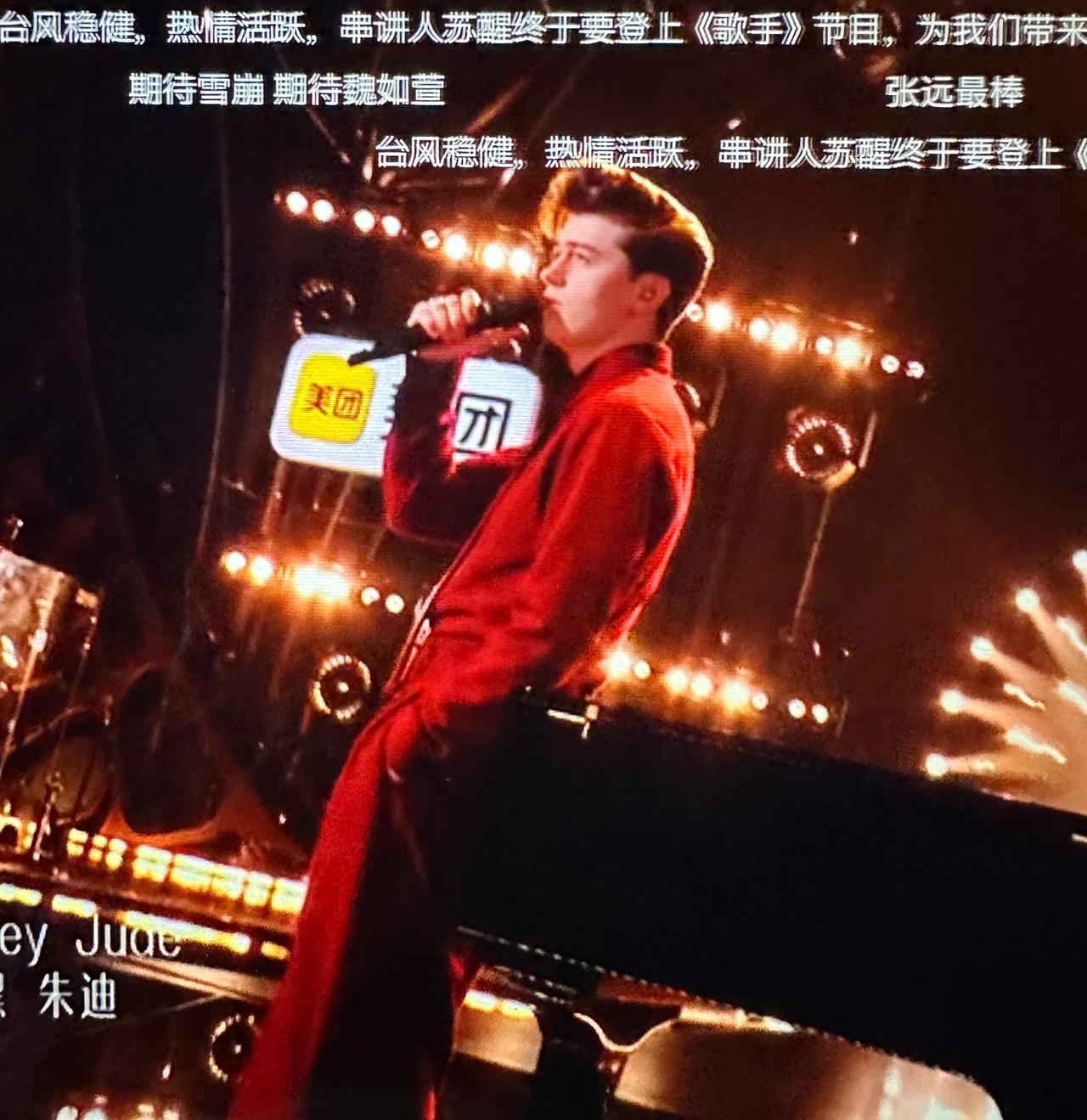 艾略特今晚的选曲很聪明啊！
世界杯刚结束，他就选了一首刚在足球赛场上响起歌，也是