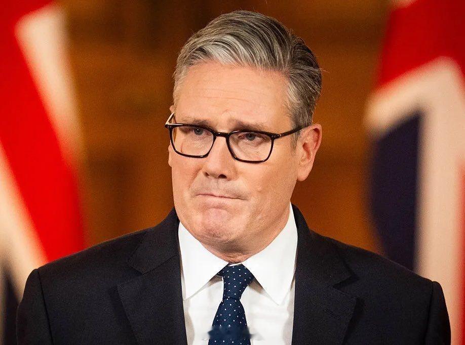 最新消息： 英国首相基尔·斯塔默表示：“关于格陵兰未来的地位问题，完全属于格陵兰