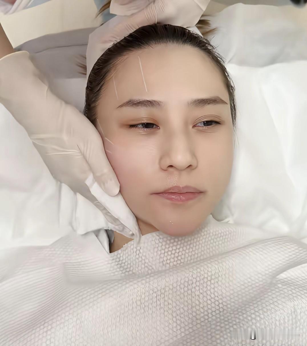 赌王三房千金何超莲，可以说得上是赌王家族女儿里最漂亮的，没有想到她才35岁的年龄