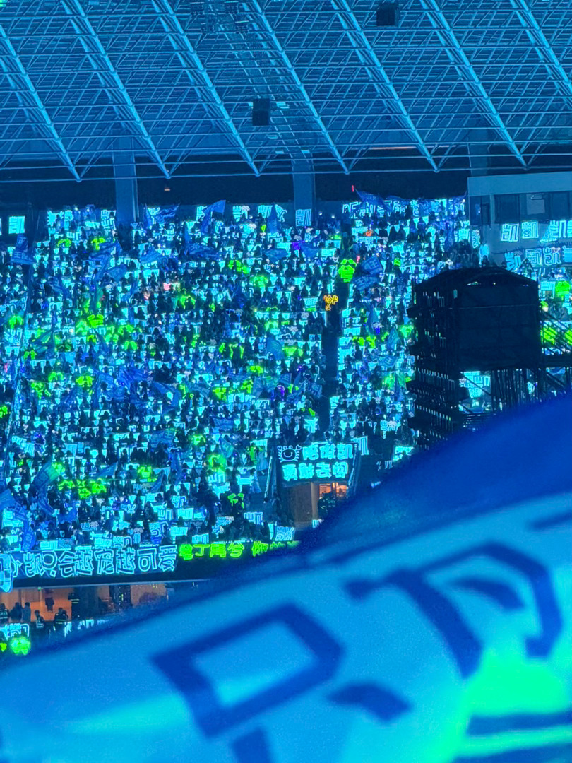 没有一个人在拍舞台全在拍大旗哈哈哈哈哈 