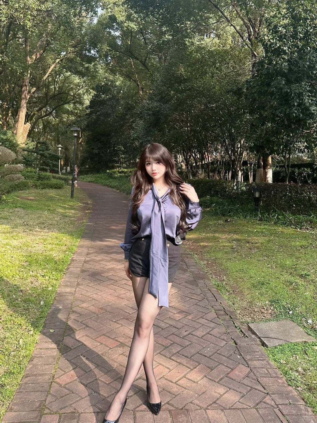 公园里的漂亮姐姐