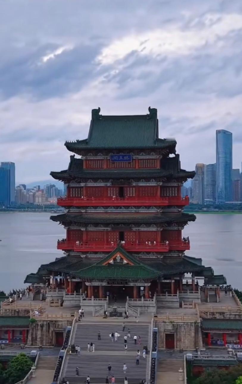 上联:跳进水浒往西游，求下联蹬上红楼看三国