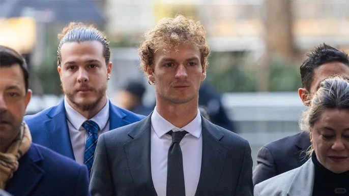 美国海军陆战队退役军人丹尼尔·佩尼在纽约地铁里仗义勇为、制伏扬言“今天...