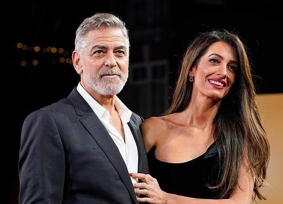 乔治・克鲁尼 和特朗普 这俩人，跨年夜又隔空较上劲了。起因是克鲁尼和妻子阿迈勒刚