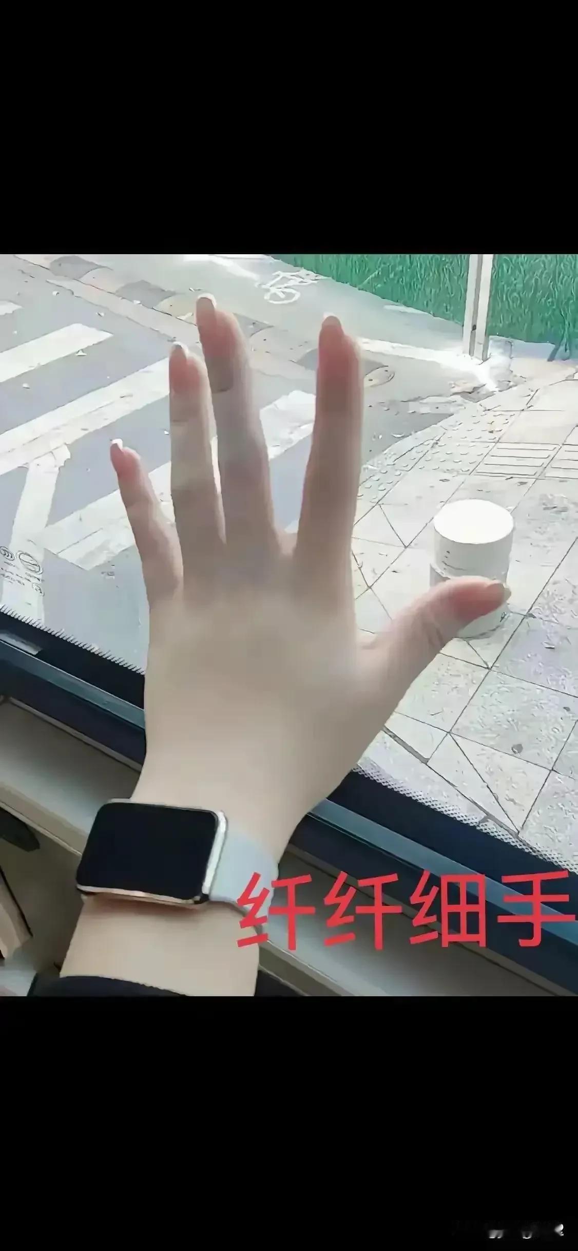 这只手够美吧！
这只胳膊就说不过去了吧。
这是什么情况？
谁能解释一下？
你的胳