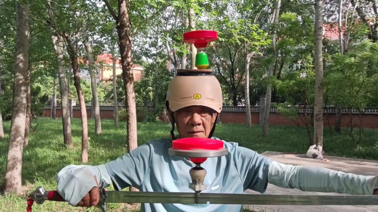 老顽童玩耍空竹缘了儿时梦！