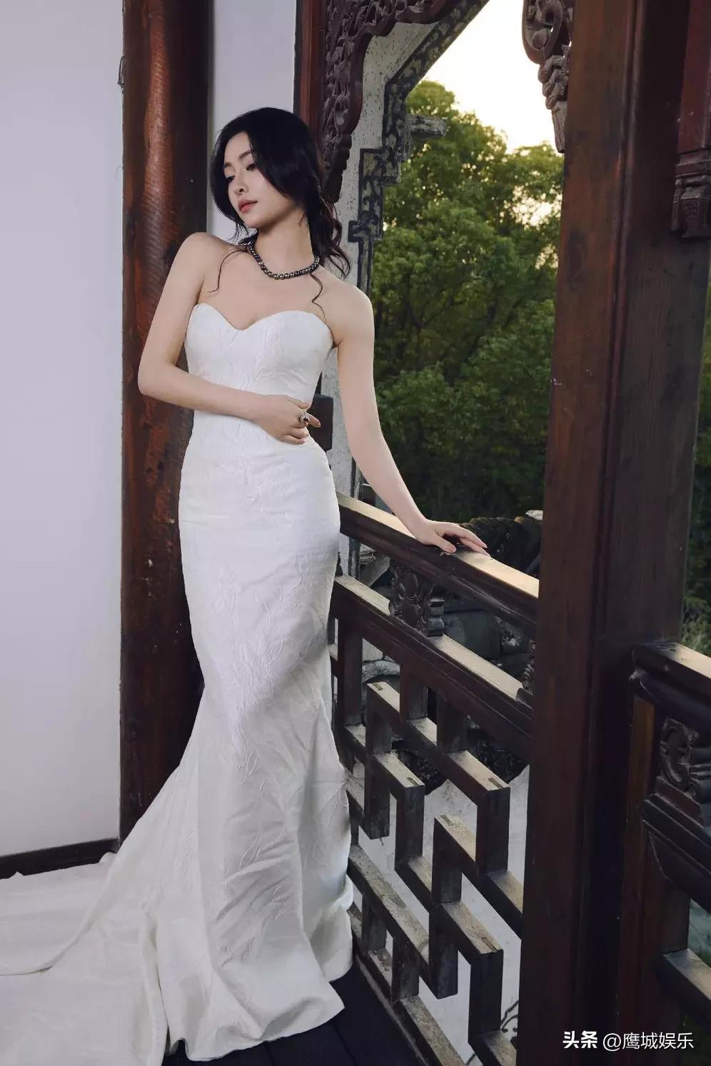 许佳琪白裙杀封神！直角肩锁骨绝了，性感撩人又高级

许佳琪一袭白色抹胸长裙亮相，