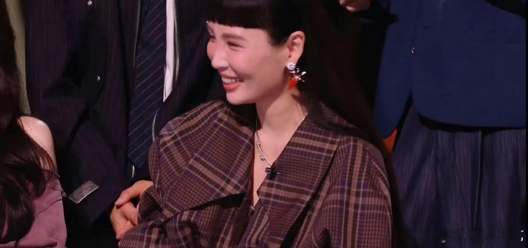 魏如萱胡萝卜耳钉简约童趣的可爱耳钉，让魏如萱气质更加鲜活灵动，温柔甜美，氛围感格
