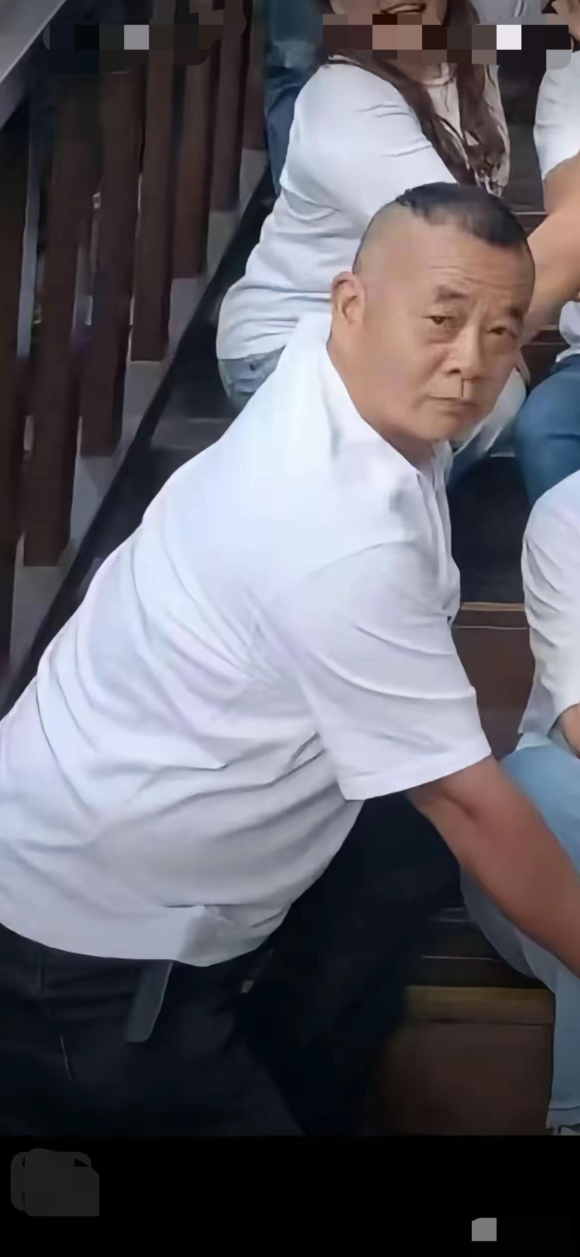 全网彻底愤怒！

颠倒黑白碰瓷新疆民宿的王刚，风波还没彻底平息，居然心安理得带队
