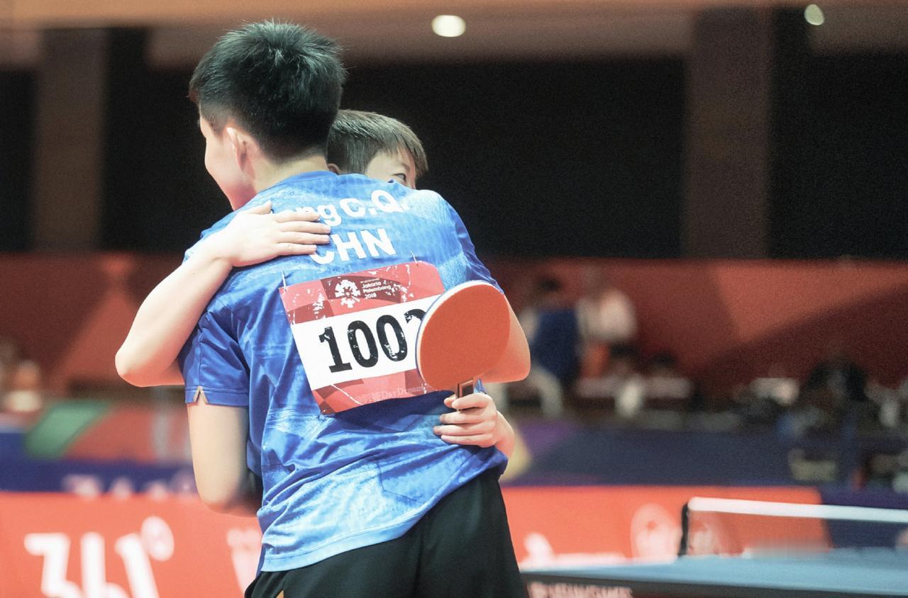 雅加达的风，吹过少年们的肩膀，也吹开了他们并肩同行的序章。

蓝色的队服、赛场的