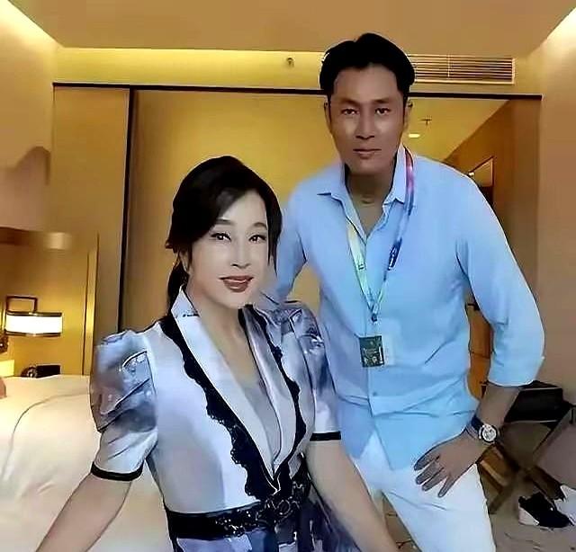 看到刘晓庆和古柯这场官司，心里多少有点发凉。
一个相伴六年的关系，最后走到索要5