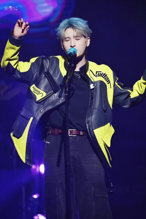 在《你好星期六》节目里，何炅看张远演唱会宣传时闹了个可爱乌龙，把“张远远行”误读