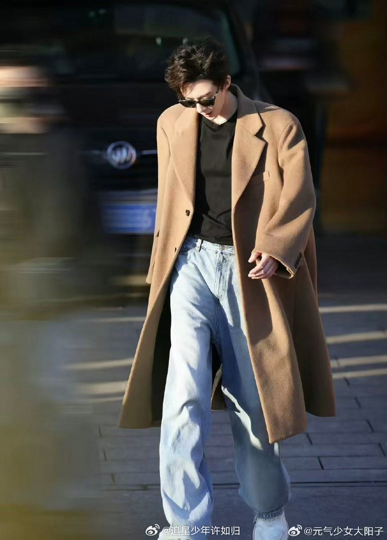 刘宇宁不太拿我当外人 刘宇宁确实不太拿我当外人，活动上嘴瓢了一下就说自己下午治牙