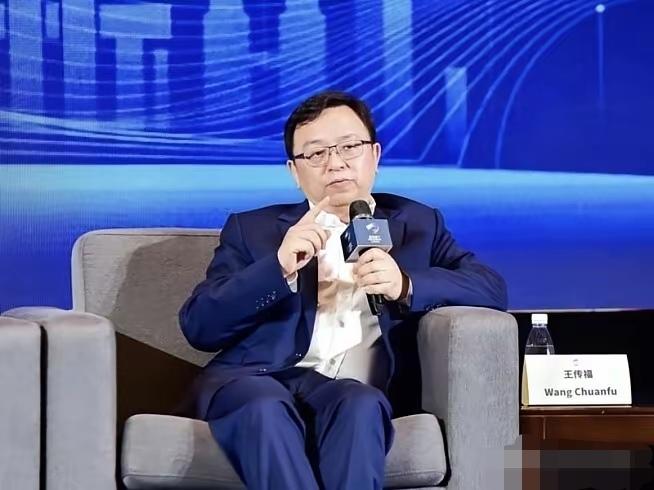 王传福这话一出口，制造业圈里炸开了锅。
 
“宁愿国内地价高一点，厂也不搬”，听