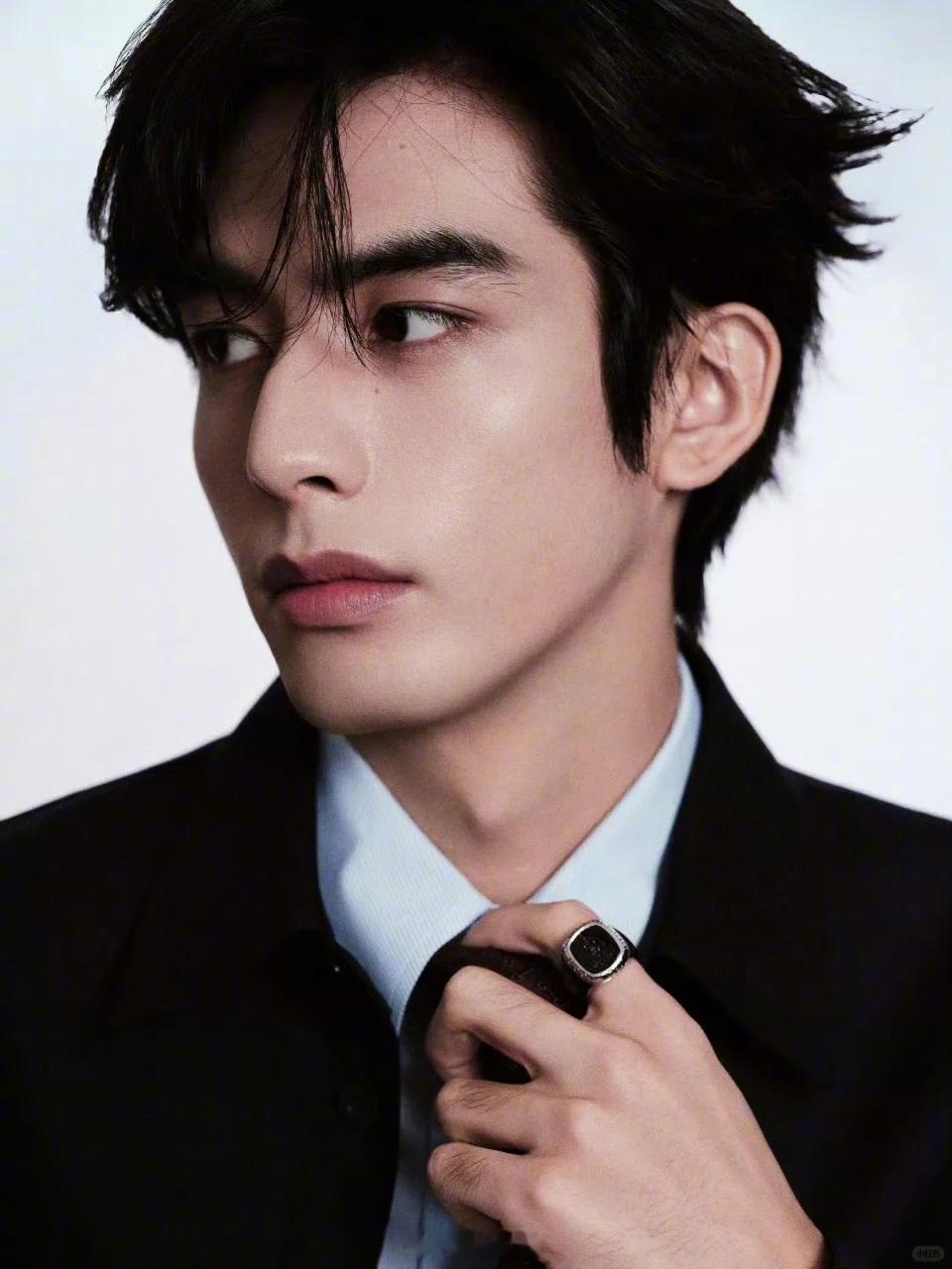 宋威龙西装Daddy宋威龙 西装完全是宋威龙的统治区！！龙啊 咋能帅成这样！！