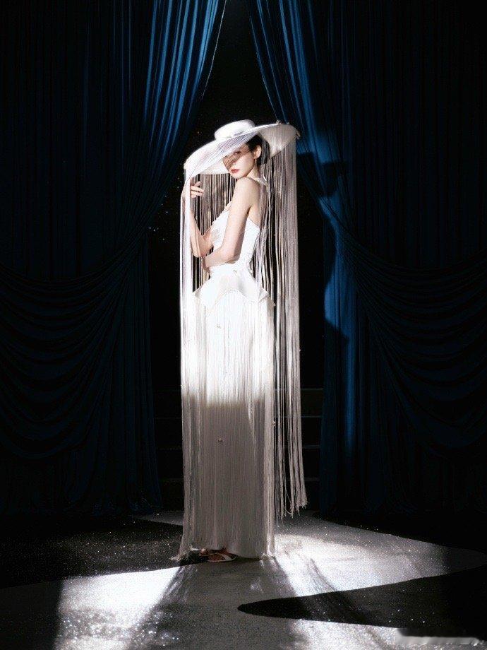 张艺凡在线等一个建议 谁懂啊！张艺凡戴流苏帽美成古风画，不戴又是清冷大小姐，每一