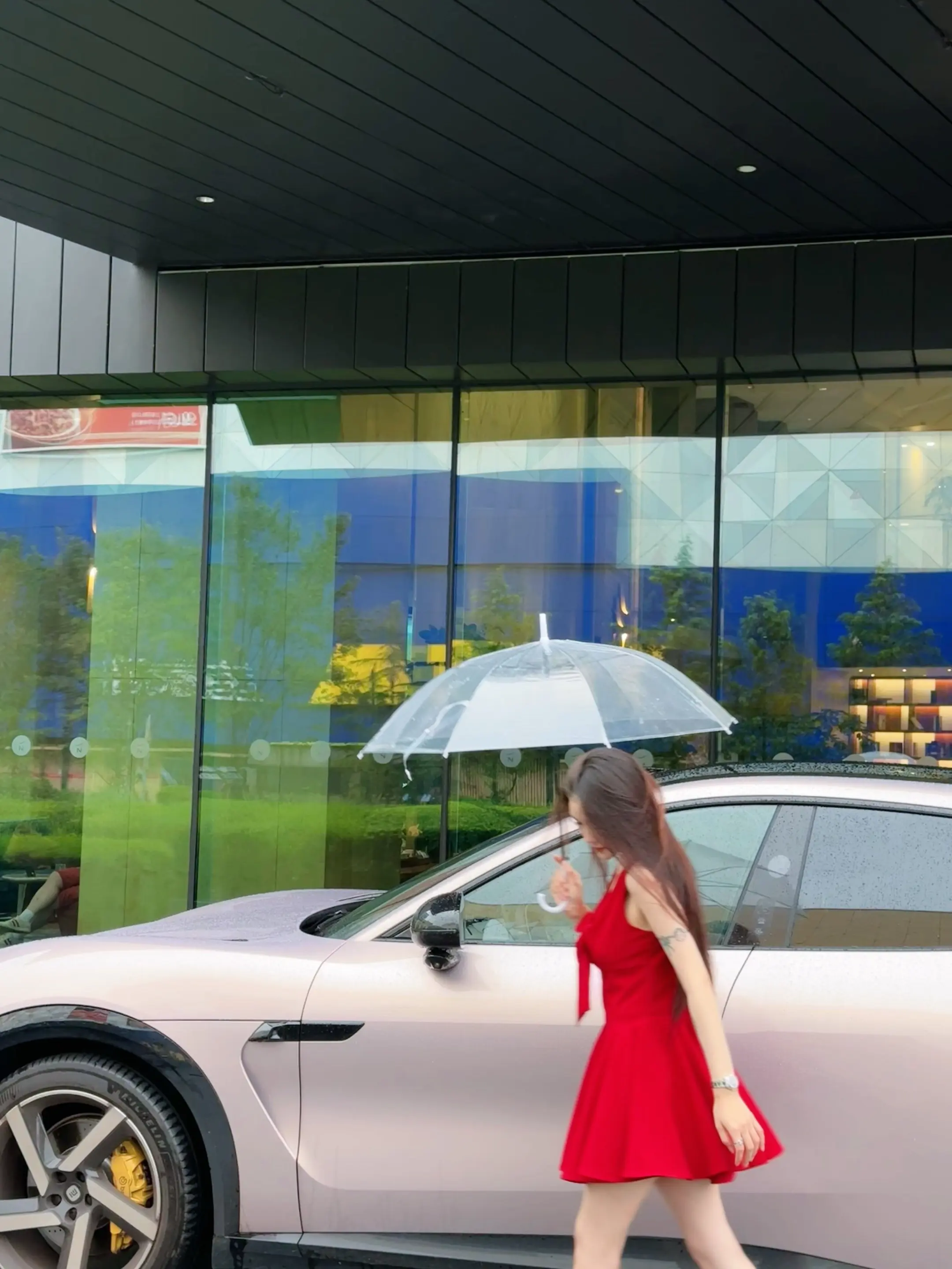 这个世界不会对漂亮的女人太绝情。