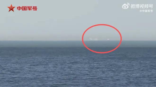 罕见！HQ16超低空拦截靶机！

海军某试训部队最新训练画面，靶机呼啸而出，飞得