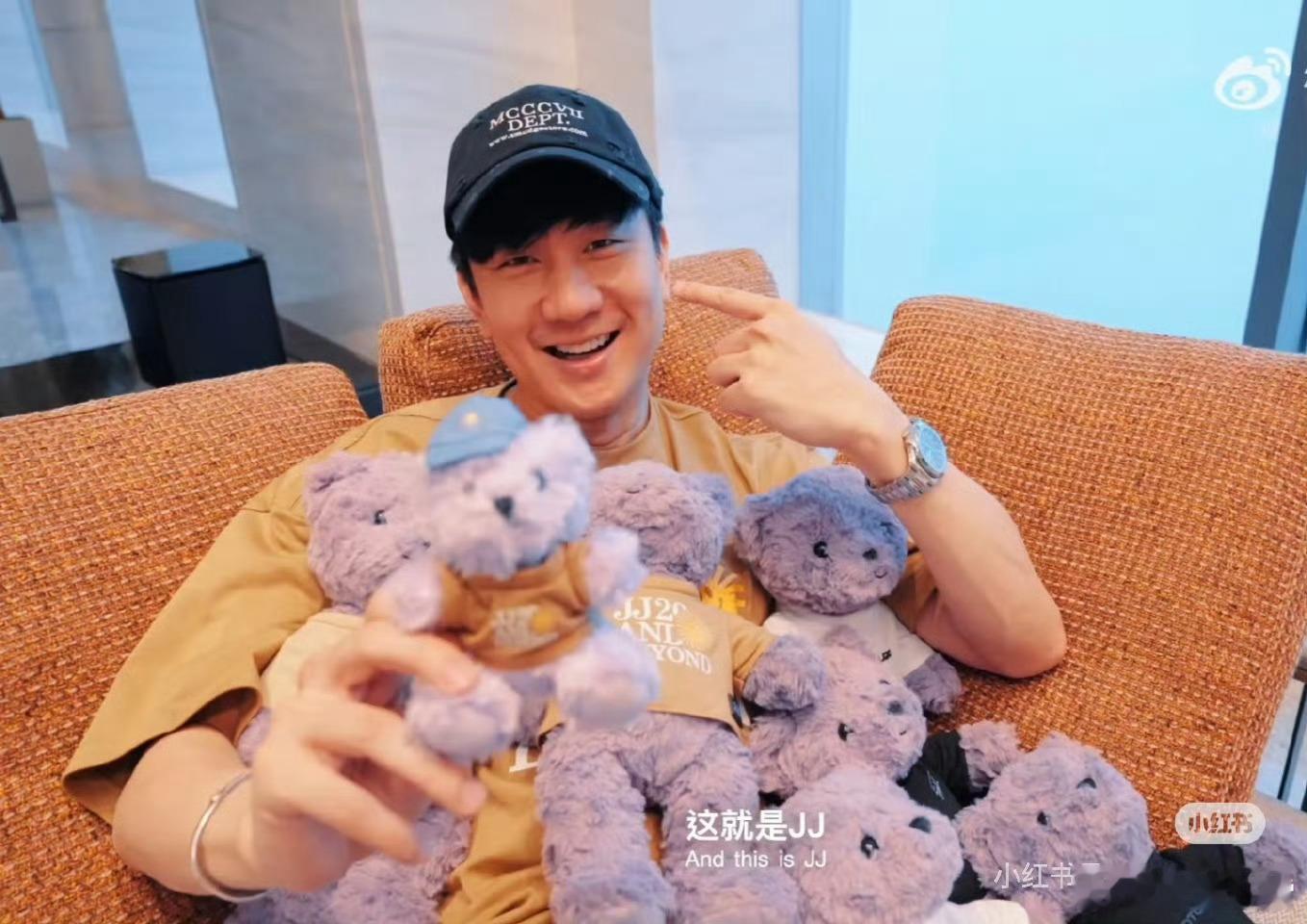 完全没想到 JJ 周边居然是七七嫂子设计的，你猜到了吗？真是人美又才华横溢。怪不