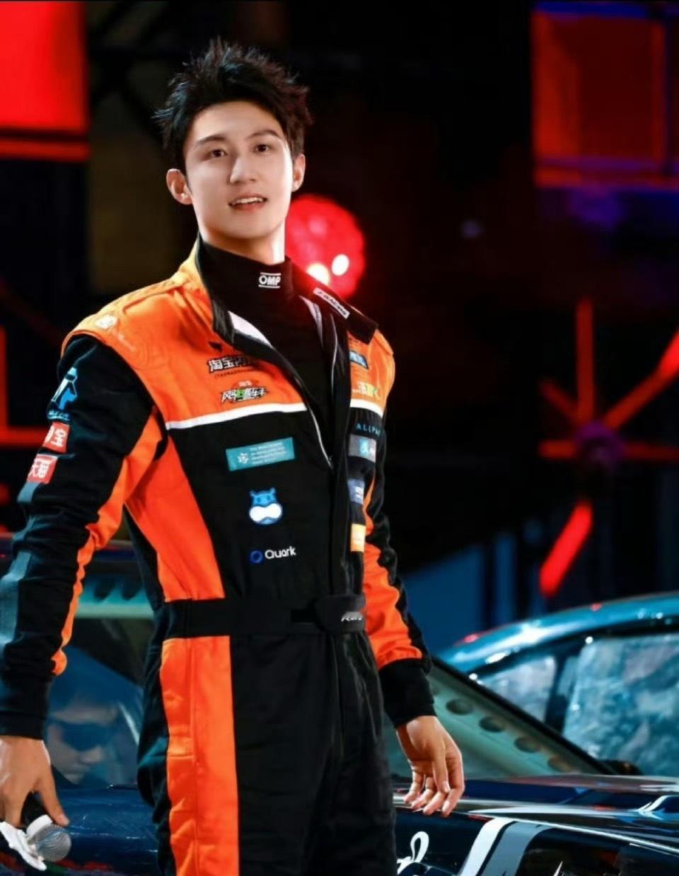 饿了么骑手已更换橙黑新工服感觉还挺帅，我能去当俩小时骑手然后混套工服不？ ​​​