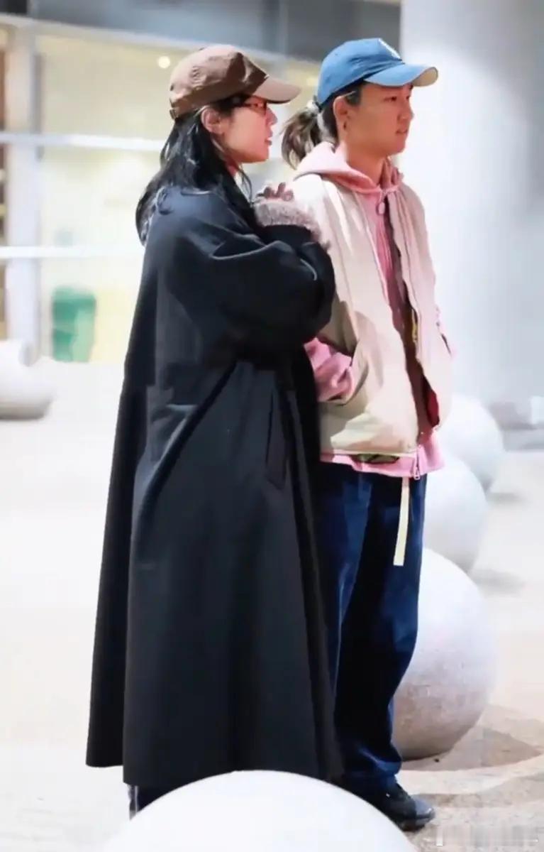 白百何带两个儿子回国 双手搭在大儿子肩上超有爱11月5日，一组白百何带两个儿子回