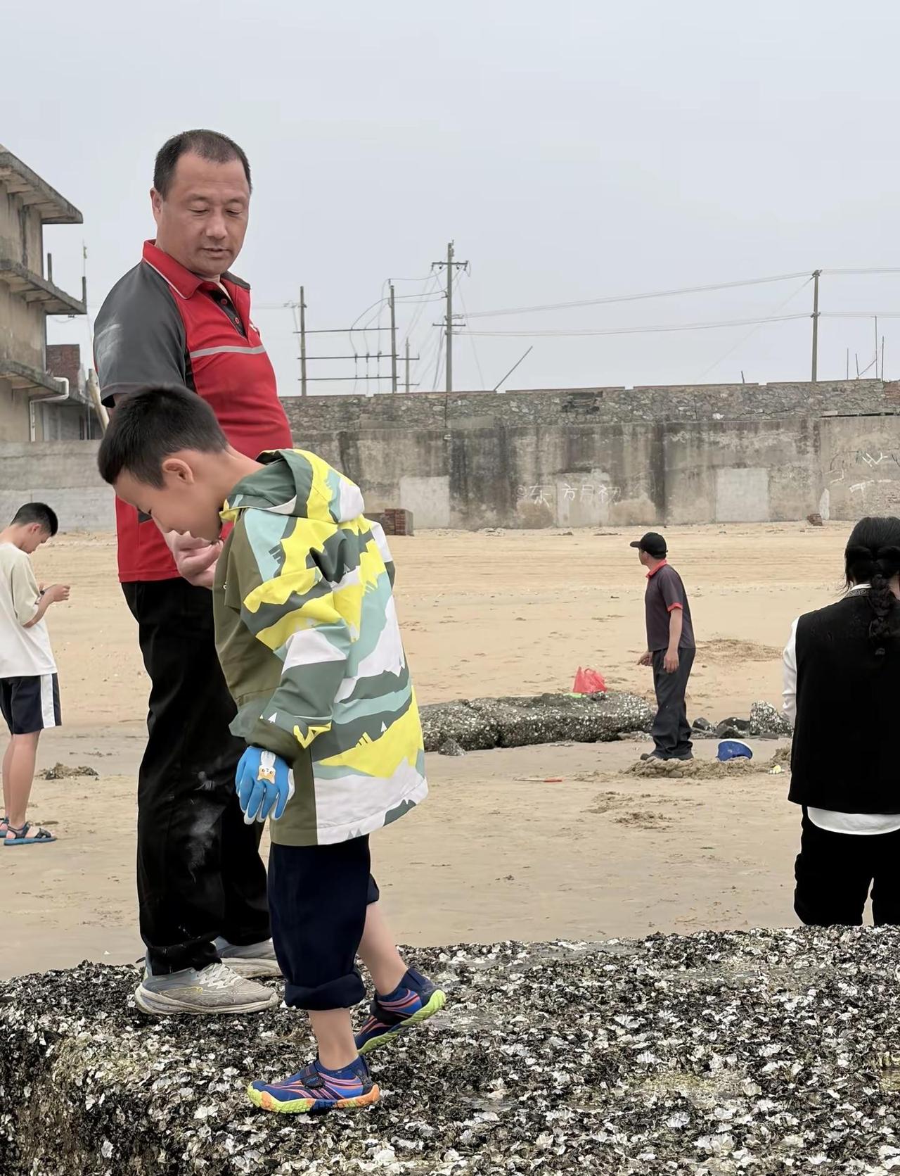 为什么觉得这个人可疑😒。因为我想他们在附近工作已经对大海见怪不怪了。为什么要那
