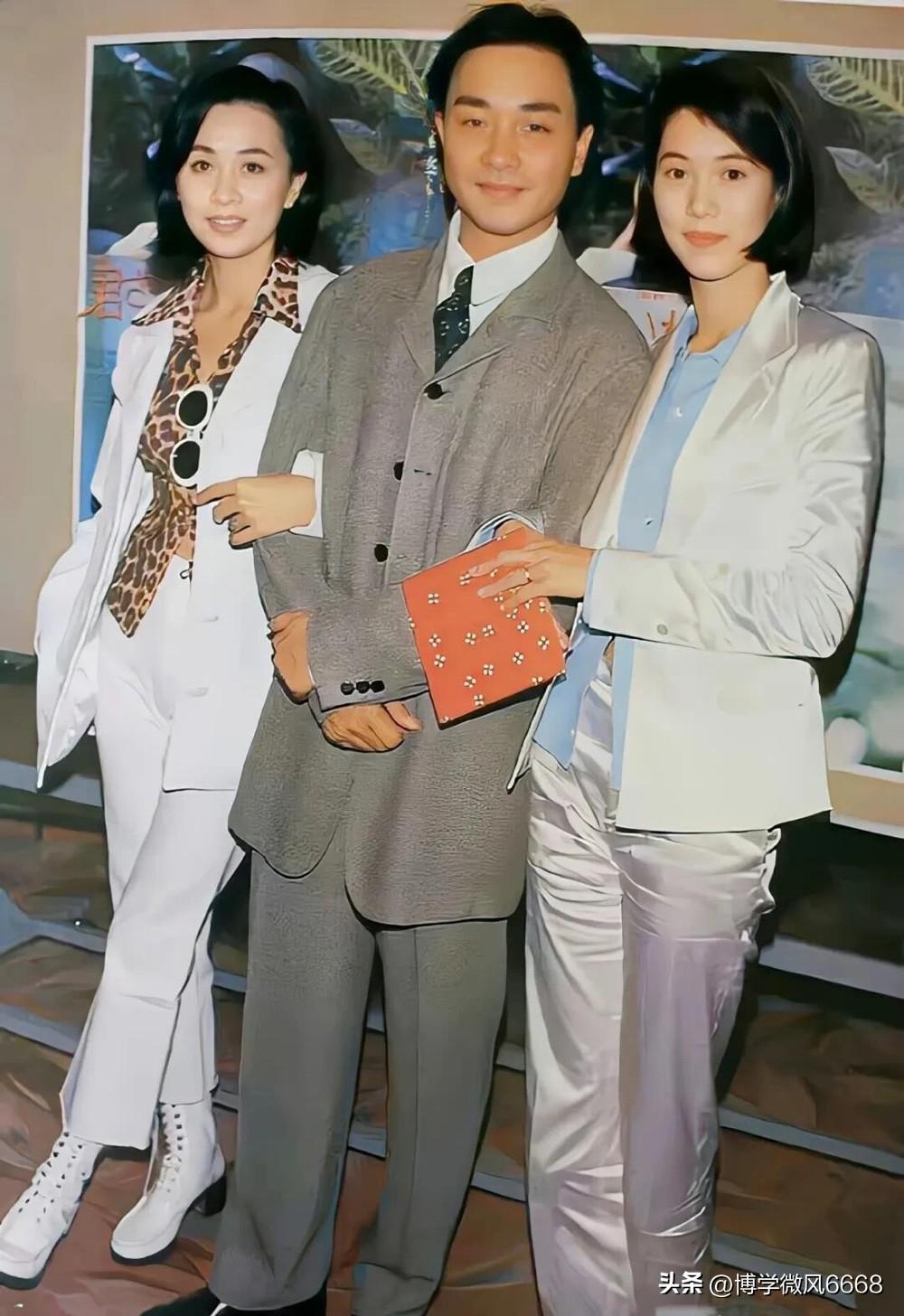 这是拍于90年代的一张老照片，中间的是帅哥张国荣，风度翩翩，优雅大气，本以为袁咏
