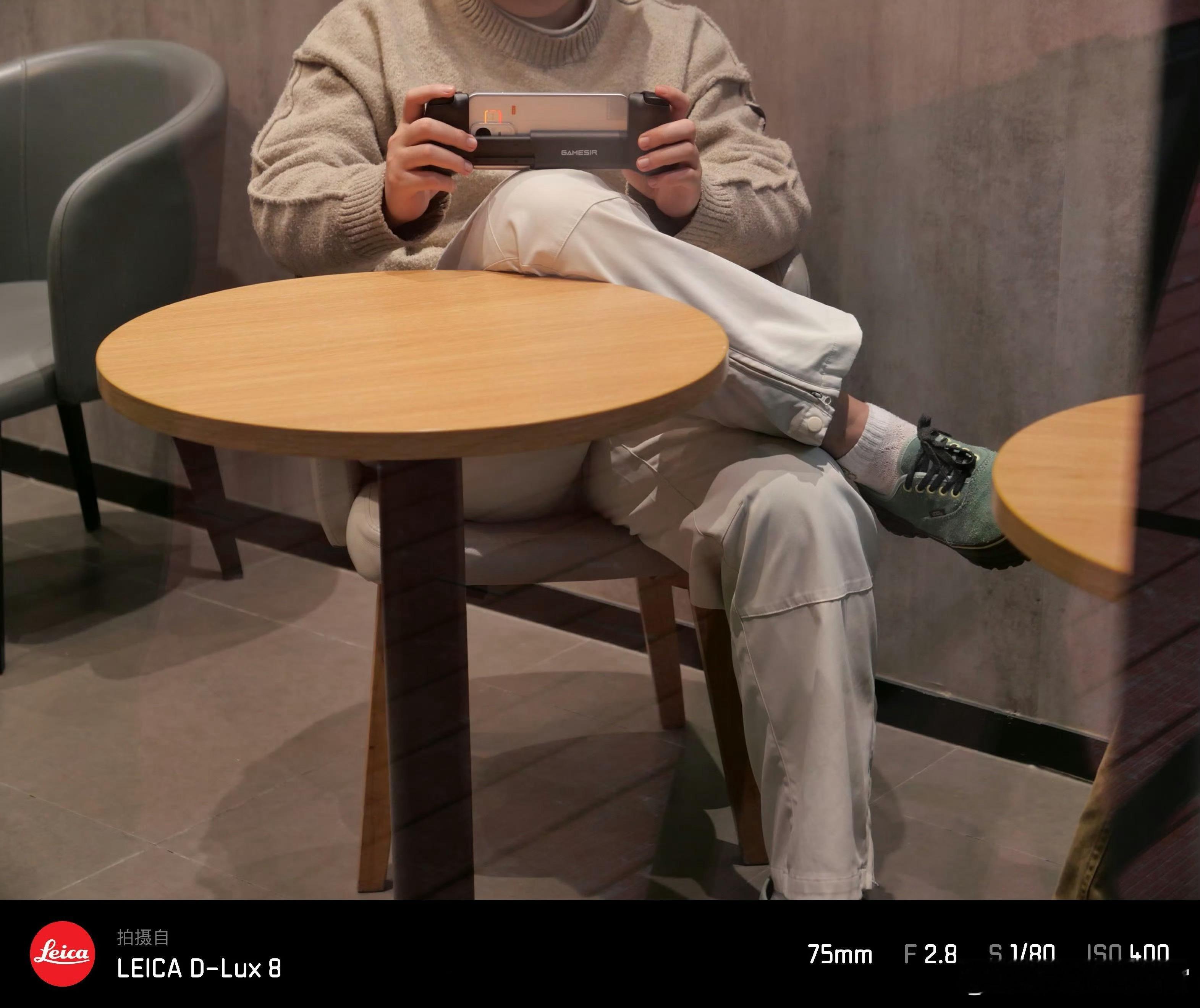 【真我Neo8真机曝光】虽然镜组部分被遮挡，但还是能看到几个细节，矩阵镜组逃不脱