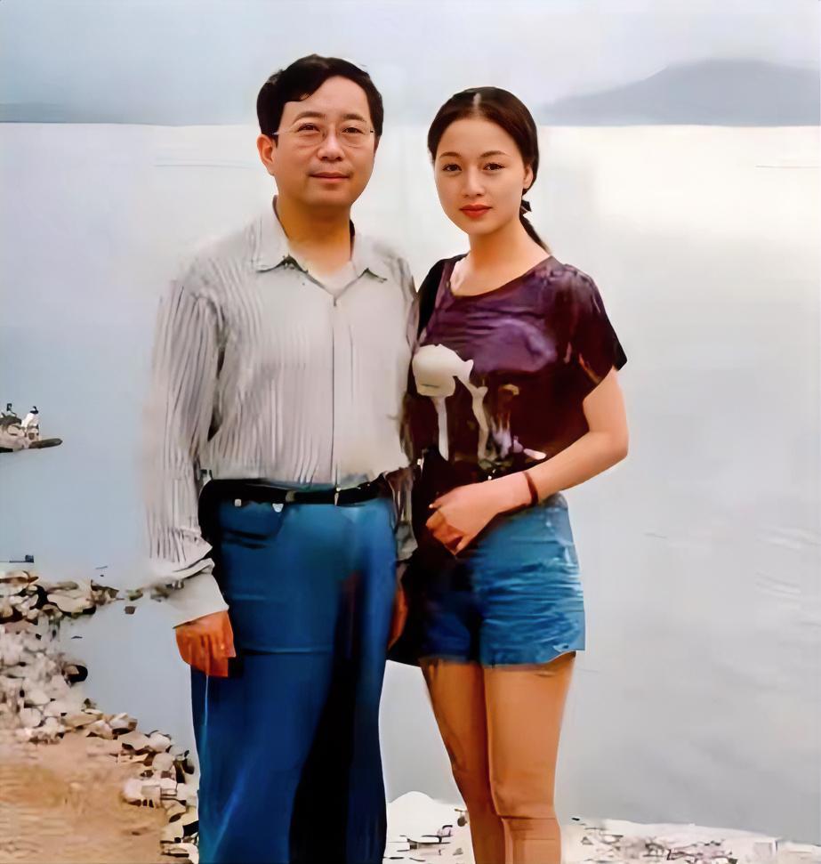 九十年代湖畔留影，文人余秋雨与黄梅戏名伶马兰。二人相差十六岁，一位满腹笔墨儒雅内