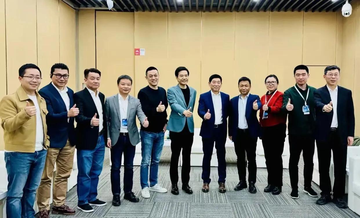 不用我说了吧，一张图就看出谁是如今车圈真正的大佬了吧。这张合照几乎汇聚如今造车的