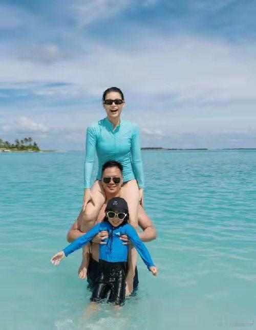 胡杏儿晒马尔代夫游玩照，和老公扛三个乖儿子，李乘德实力宠妻儿！ ​​​